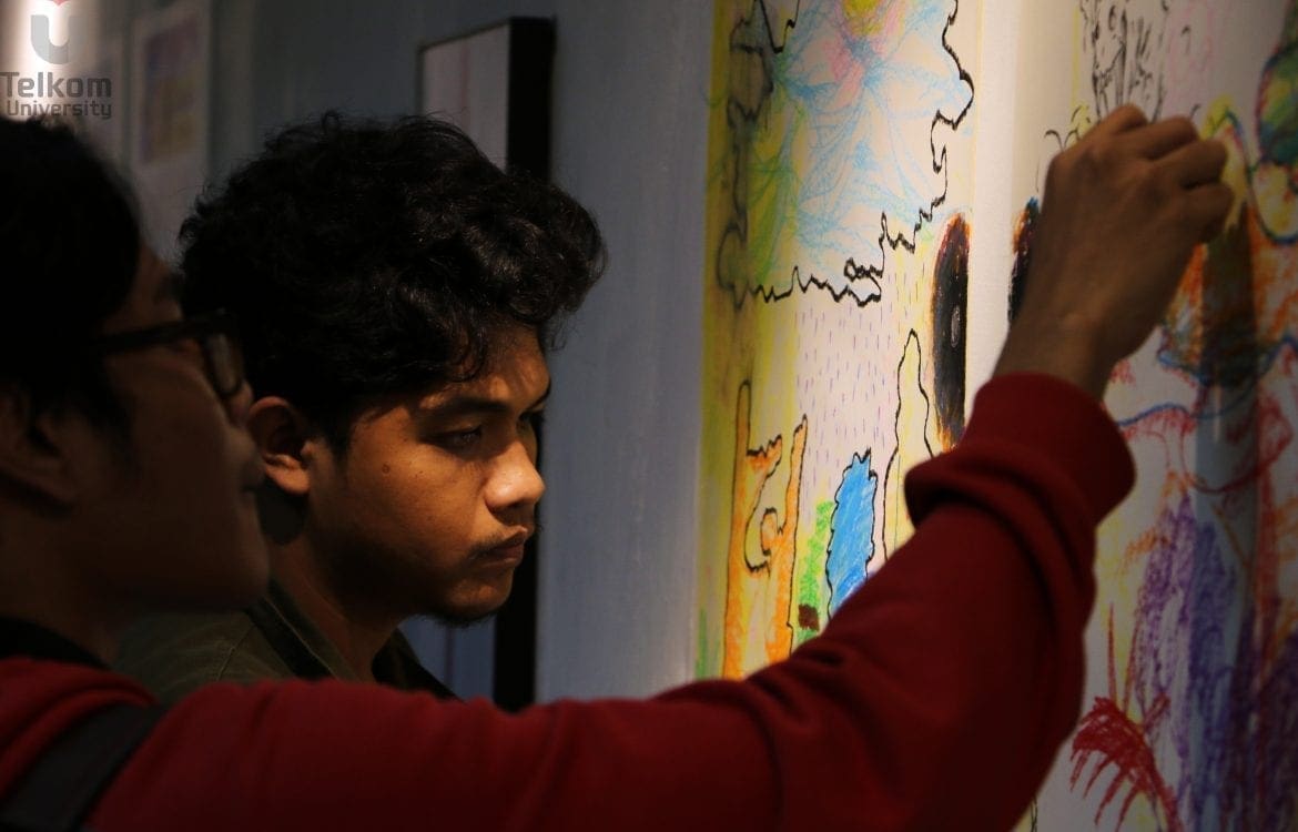 Mahasiswa Telkom University Menuangkan Ekspresi Dalam Bentuk Warna dan Gambar Saat Pameran Drawing Dosen Fakultas Industri Kreatif Telkom University 1170x750 1