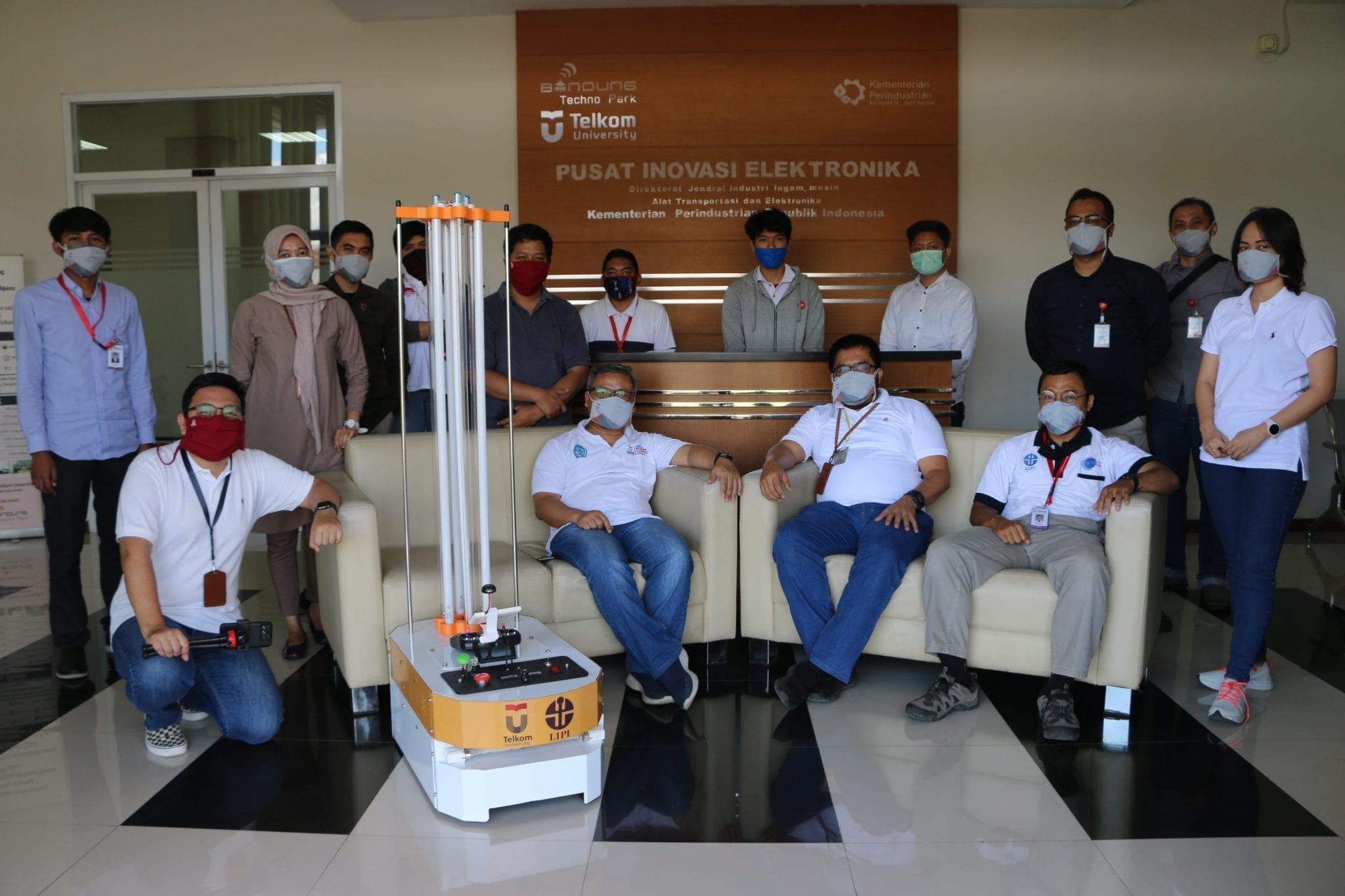 2. Robot AUMR Pertama di Indonesia