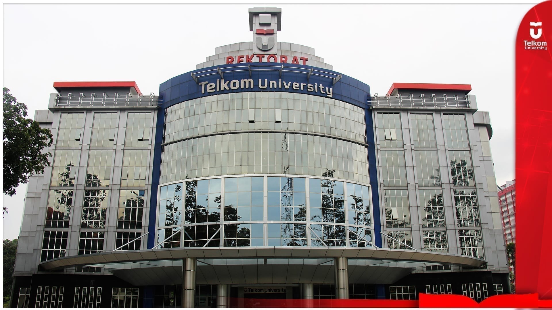 Gedung Rektorat Telkom University kampus universitas swasta terbaik di bandung indonesia