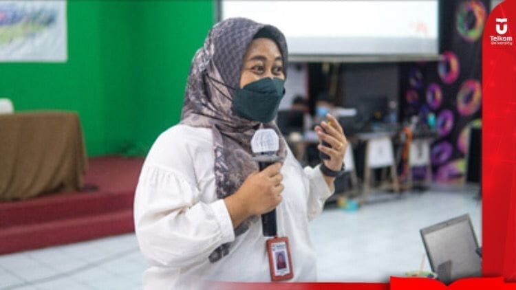 DOSEN TELKOM UNIVERSITY BERIKAN PELATIHAN COPYWRITING