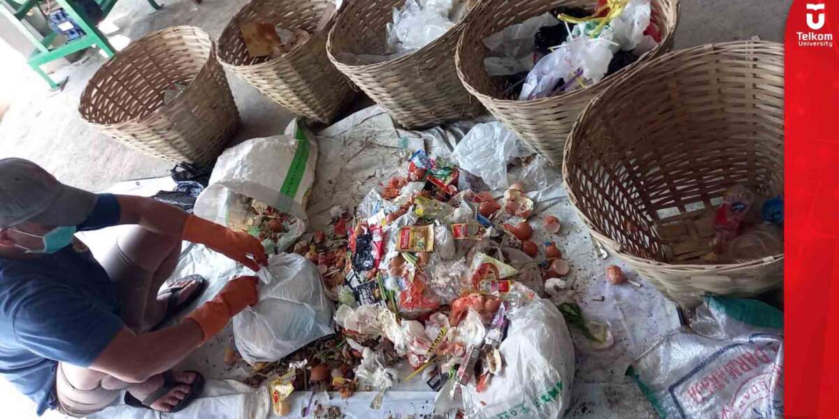 Telkom University Berikan Pelatihan Pengolahan Sampah Untuk Para Pedagang