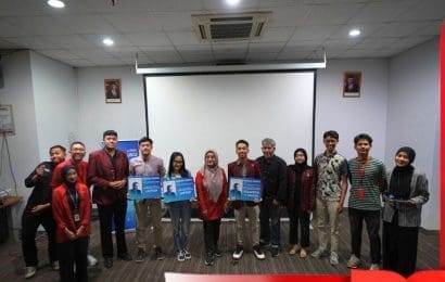 Penyerahan Hadiah Bedah Buku