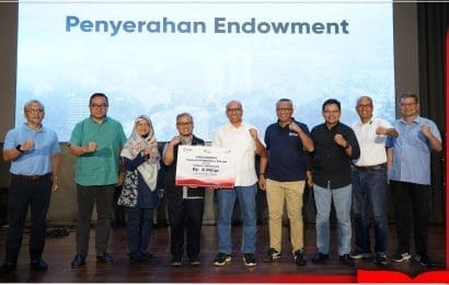 Penyerahan Endownment Fund 8 Milyar