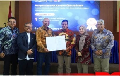Penyerahan SK Penggabungan Institut Teknologi Telkom Surabaya dengan Telkom University 