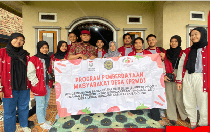 Telkom University Bantu Masyarakat Desa Lebak Muncang Dalam Mengoptimalkan Potensi Stroberi Sebagai Komoditas Utama