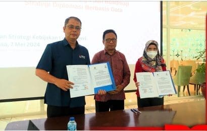 Turut Berkontribusi terhadap Tindak Lanjut Permenlu Nomor 19 Tahun 2020 Tel U Tanda Tangani Kontrak Kemitraan dengan BSKLN