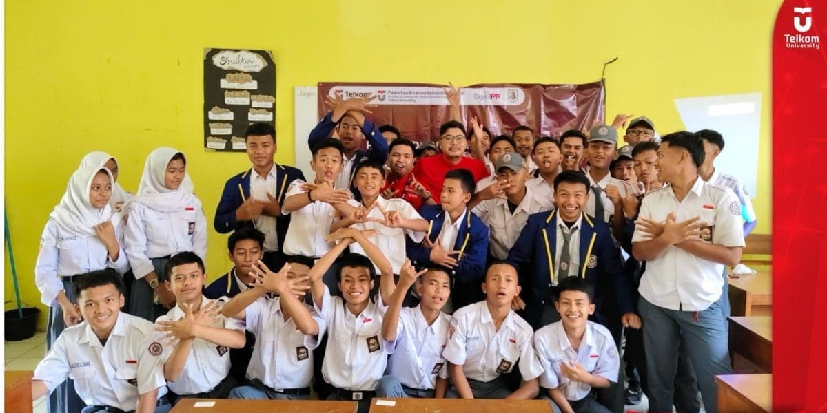 Prodi Digital PR Tel U Gelar Pelatihan Public Speaking di SMKN 2 Garut Dorong Siswa Ungkapkan Potensi Diri