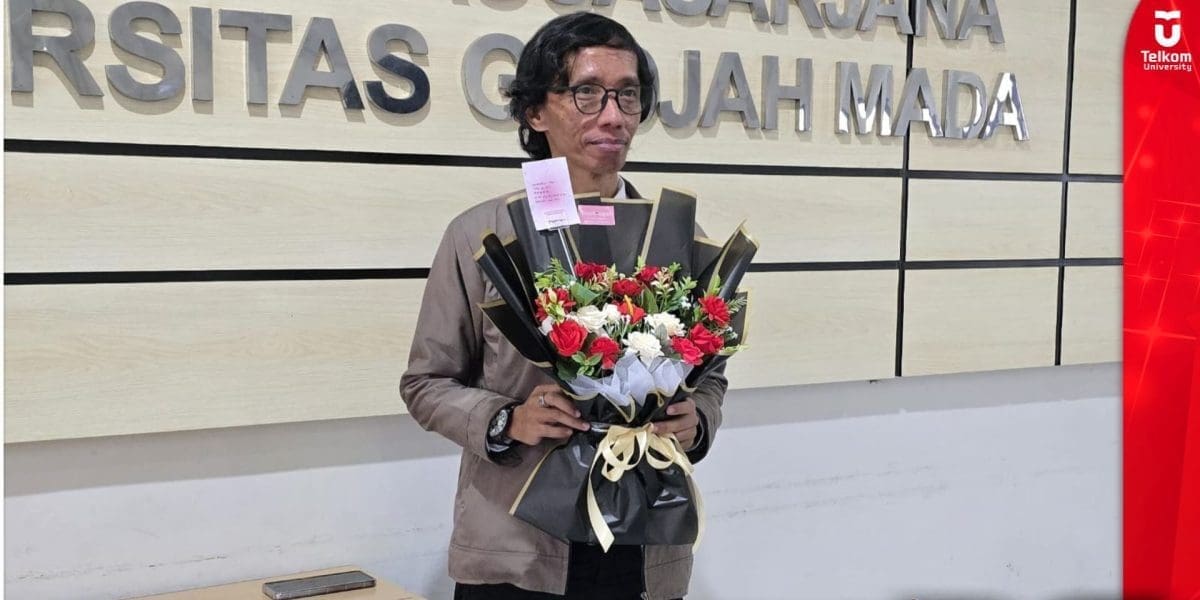 Lakukan Penelitian Inovatif Mengenai Fenomena Platypus Journalism Dr Rana Akbari Fitriawan Raih Gelar Doktor dalam bidang Cultural and Media Studies dari UGM