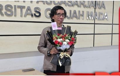 Lakukan Penelitian Inovatif Mengenai Fenomena Platypus Journalism Dr Rana Akbari Fitriawan Raih Gelar Doktor dalam bidang Cultural and Media Studies dari UGM
