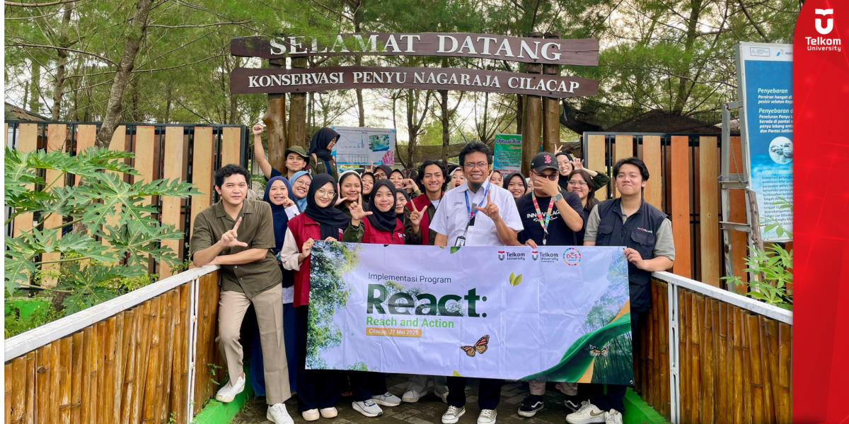 Telkom University Lakukan Aksi Peduli Lingkungan dengan Melepas Tukik di Pantai Sodong