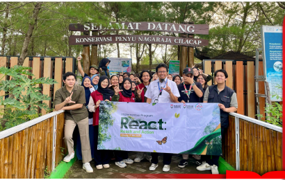 Telkom University Lakukan Aksi Peduli Lingkungan dengan Melepas Tukik di Pantai Sodong