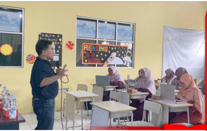 Transformasi Digital Dalam Pendidikan Workshop Implementasi AI Bagi Guru di Sekolah SD Baiturrahman Dengan Konsep Clear