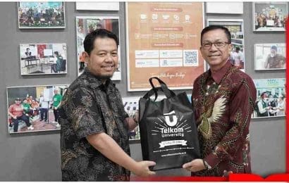 Add Post Ikon Situs Template Library Sunting dengan Elementor Perkuat Ekosistem Pendidikan, Telkom University Sambut Kunjungan Universitas Majalengka · Pos Ctrl+K Simpan konsep Terbitkan Perkuat Ekosistem Pendidikan, Telkom University Sambut Kunjungan Universitas Majalengka Bandung, 08 Agustus 2025 - Dalam rangka menjalin kolaborasi di bidang pendidikan, Telkom University (Tel-U) menerima kunjungan dari jajaran rektor dan dekan Universitas Majalengka pada Jumat (8/8). Acara penyambutan yang berlangsung di ruang rapat Tel-U Coffee ini dihadiri oleh Wakil Rektor Bidang Sumber Daya, direktur serta kepala urusan bidang di Tel-U, yang bertujuan untuk mempererat silaturahmi antar kedua institusi. Momen ini menjadi kesempatan berharga bagi kedua institusi untuk mendorong terciptanya kolaborasi strategis di bidang pendidikan, riset, dan berbagai bidang lainnya. Kegiatan ini menjadi momentum penting bagi kedua institusi untuk menjajaki peluang kerja sama yang selaras dengan semangat peningkatan mutu pendidikan tinggi di Indonesia. Wakil Rektor Sumber Daya, Nurwijayadi, S.T., M.M., menyambut kedatangan jajaran pimpinan dan tamu dari Universitas Majalengka. Kunjungan ini merupakan bagian dari upaya kolaborasi yang solid antar perguruan tinggi. “Kami sangat menyambut baik kunjungan ini sebagai bentuk implementasi Tridharma Perguruan Tinggi. Melalui kolaborasi yang lebih luas di berbagai bidang, kami percaya bahwa sesama universitas dapat saling mendukung dan memperkuat ekosistem pendidikan di Indonesia. Sinergi ini adalah langkah nyata untuk bersama-sama memajukan kualitas pendidikan tinggi di tanah air." ujarnya. Kolaborasi yang dijalin menjadi bentuk pembaharuan dan penggalian potensi yang dapat diterapkan oleh masing-masing instansi. Pertukaran ilmu dalam mengembangkan inovasi dan fasilitas pada perguruan tinggi menjadi point utama pembahasan pada rangkaian acara kunjungan Universitas Majalengka. Rektor Universitas Majalengka, Prof. Dr. Indra Adi Budiman, menyampaikan bahwa kerja sama yang telah terjalin lama kedepannya dapat terus berjalan dan menghasilkan kolaborasi antar fakultas Universitas Majalengka dan Tel-U. Ia juga menambahkan, bimbingan yang diberikan oleh Tel-U telah membawa manfaat luar biasa dan berhasil diterapkan di Universitas Majalengka. “Saya senang bisa kembali berkunjung ke Tel-U, yang tujuannya tidak lain ingin memperat kolaborasi maupun kerja sama yang sebelumnya sudah terjalin sejak lama. Bimbingan yang telah diberikan kepada kami, membantu kami untuk bisa terus menggali potensi-potensi yang ada pada kampus kami. Dan kedepannya tentu kami bisa menjalin hubungan yang lebih baik dan lebih erat. “ ungkapnya. Penulis: Nashwa Fauziyyah | Editor: Abdullah Adnan | Foto: Public Relation Pindahkan ke atasPindahkan ke bawahBuka panel: SmartCrawl SEO Readability 0 Social Advanced Google Preview Perkuat Ekosistem Pendidikan, Telkom University Sambut Kunjun ... Bandung, 08 Agustus 2025 - Dalam rangka menjalin kolaborasi di bidang pendidikan, Telkom University (Tel-U) menerima kunjungan dari jajaran rektor dan dekan ... A preview of how your title and meta will appear in Google Search. Edit Meta SEO Analysis Refresh This tool helps you optimize your content to give it the best chance of being found in search engines when people are looking for it. Start by choosing a few focus keyphrases that best describe your article, then SmartCrawl will give you recommendations to make sure your content is highly optimized. Focus keyphrase You can analyze the post content for up to 3 focus keyphrases. The SEO recommendations for each keyphrase will be displayed in separate tabs below. Enter each keyphrase you want to analyze and click the Add keyphrase button, or enter multiple keyphrases separated by commas and click the Add keyphrase button only once. E.g. broken iphone screen Add Keyphrase(s) You need to add focus keyphrases to see recommendations for this article. Pindahkan ke atasPindahkan ke bawahBuka panel: Layout Settings Layout Default Custom Sidebar Default Main Menu Default Transparent Header Default Top Bar Default Top Bar Layout Default Header Layout Default Content Padding Top Default Content Padding Bottom Default Banner Default Breadcrumb Default Banner Background Type Default Banner Background Image If not selected, default will be used Banner Background Color Pilih Warna If not selected, default will be used Footer Layout Default Pindahkan ke atasPindahkan ke bawahBuka panel: Moz URL Metrics - SmartCrawl We were unable to retrieve data from the Moz API. Pindahkan ke atasPindahkan ke bawahBuka panel: WPCode Page Scripts Pos Blok Perkuat Ekosistem Pendidikan, Telkom University Sambut Kunjungan Universitas Majalengka Tetapkan gambar unggulan Dalam rangka menjalin kolaborasi di bidang pendidikan, Telkom University (Tel-U) menerima kunjungan dari jajaran rektor dan dekan Universitas Majalengka pada Jumat (8/8). Acara penyambutan yang berlangsung di ruang rapat Tel-U Coffee ini dihadiri oleh Wakil Rektor Bidang Sumber Daya, direktur serta kepala urusan bidang di Tel-U, yang bertujuan untuk mempererat silaturahmi antar kedua institusi. Edit kutipan 326 kata, durasi membaca 2 menit. Terakhir diubah 2 menit lalu. Status Draf Terbitkan Agustus 16 1:58 pm Slug perkuat-ekosistem-pendidikan-telkom-university-sambut-kunjungan-universitas-majalengka Penulis yudhistiraimampraja@telkomuniversity.ac.id Templat Template standar Diskusi Hanya komentar Pindahkan ke bak sampah Kategori Cari Kategori Cari Kategori Kehidupan Kampus Berita Dana Padanan Entrepreneurial IKU Kabar Fakultas Kabar TUNC Kampus Berdampak Pendidikan Pengabdian Masyarakat Prestasi Riset Inovasi SDGs Tel-U Terkini Add Category Primary Category Kehidupan Kampus Tag Pindahkan ke atasPindahkan ke bawahBuka panel: Language Language of this pos Indonesia Translation Priority Optional edit terms Media attachments Duplicate uploaded media to translations Duplicate featured image to translations Buka panel publikasi Pos Notifikasi1 blok dipilih. Tutup dialog Gambar andalan Unggah berkasPustaka Media Saring mediaSaring berdasarkan tipe Gambar Saring berdasarkan tanggal Semua tanggal Smush: All images Cari media Daftar media Menampilkan 81 dari 5845 item media Muat lainnya Detil Lampiran Perkuat-Ekosistem-Pendidikan-Telkom-University-Sambut-Kunjungan-Universitas-Majalengka.jpg 21 Agustus 2025 39 KB 993 x 558 piksel Sunting Gambar Hapus secara permanen Optimize your images to enhance site performance by using Image Optimizer. Instal Image Optimizer! Teks Alt Pelajari cara menuliskan maksud gambar(buka di tab baru). Biarkan kosong jika gambar hanya dekoratif.Judul Perkuat Ekosistem Pendidikan, Telkom University Sambut Kunjungan Universitas Majalengka Keterangan Deskripsi URL berkas: https://telkomuniversity.ac.id/wp-content/uploads/2025/08/Perkuat-Ekosistem-Pendidikan-Telkom-University-Sambut-Kunjungan-Universitas-Majalengka.jpg Salin URL ke clipboard SmushFile processing is in progress. Ruas yang wajib ditandai * Tindakan media terpilihTetapkan gambar unggulan No file chosen