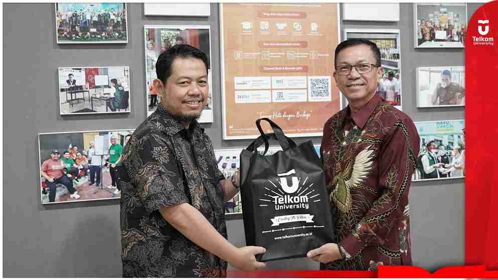 Add Post Ikon Situs Template Library Sunting dengan Elementor Perkuat Ekosistem Pendidikan, Telkom University Sambut Kunjungan Universitas Majalengka · Pos Ctrl+K Simpan konsep Terbitkan Perkuat Ekosistem Pendidikan, Telkom University Sambut Kunjungan Universitas Majalengka Bandung, 08 Agustus 2025 - Dalam rangka menjalin kolaborasi di bidang pendidikan, Telkom University (Tel-U) menerima kunjungan dari jajaran rektor dan dekan Universitas Majalengka pada Jumat (8/8). Acara penyambutan yang berlangsung di ruang rapat Tel-U Coffee ini dihadiri oleh Wakil Rektor Bidang Sumber Daya, direktur serta kepala urusan bidang di Tel-U, yang bertujuan untuk mempererat silaturahmi antar kedua institusi. Momen ini menjadi kesempatan berharga bagi kedua institusi untuk mendorong terciptanya kolaborasi strategis di bidang pendidikan, riset, dan berbagai bidang lainnya. Kegiatan ini menjadi momentum penting bagi kedua institusi untuk menjajaki peluang kerja sama yang selaras dengan semangat peningkatan mutu pendidikan tinggi di Indonesia. Wakil Rektor Sumber Daya, Nurwijayadi, S.T., M.M., menyambut kedatangan jajaran pimpinan dan tamu dari Universitas Majalengka. Kunjungan ini merupakan bagian dari upaya kolaborasi yang solid antar perguruan tinggi. “Kami sangat menyambut baik kunjungan ini sebagai bentuk implementasi Tridharma Perguruan Tinggi. Melalui kolaborasi yang lebih luas di berbagai bidang, kami percaya bahwa sesama universitas dapat saling mendukung dan memperkuat ekosistem pendidikan di Indonesia. Sinergi ini adalah langkah nyata untuk bersama-sama memajukan kualitas pendidikan tinggi di tanah air." ujarnya. Kolaborasi yang dijalin menjadi bentuk pembaharuan dan penggalian potensi yang dapat diterapkan oleh masing-masing instansi. Pertukaran ilmu dalam mengembangkan inovasi dan fasilitas pada perguruan tinggi menjadi point utama pembahasan pada rangkaian acara kunjungan Universitas Majalengka. Rektor Universitas Majalengka, Prof. Dr. Indra Adi Budiman, menyampaikan bahwa kerja sama yang telah terjalin lama kedepannya dapat terus berjalan dan menghasilkan kolaborasi antar fakultas Universitas Majalengka dan Tel-U. Ia juga menambahkan, bimbingan yang diberikan oleh Tel-U telah membawa manfaat luar biasa dan berhasil diterapkan di Universitas Majalengka. “Saya senang bisa kembali berkunjung ke Tel-U, yang tujuannya tidak lain ingin memperat kolaborasi maupun kerja sama yang sebelumnya sudah terjalin sejak lama. Bimbingan yang telah diberikan kepada kami, membantu kami untuk bisa terus menggali potensi-potensi yang ada pada kampus kami. Dan kedepannya tentu kami bisa menjalin hubungan yang lebih baik dan lebih erat. “ ungkapnya. Penulis: Nashwa Fauziyyah | Editor: Abdullah Adnan | Foto: Public Relation Pindahkan ke atasPindahkan ke bawahBuka panel: SmartCrawl SEO Readability 0 Social Advanced Google Preview Perkuat Ekosistem Pendidikan, Telkom University Sambut Kunjun ... Bandung, 08 Agustus 2025 - Dalam rangka menjalin kolaborasi di bidang pendidikan, Telkom University (Tel-U) menerima kunjungan dari jajaran rektor dan dekan ... A preview of how your title and meta will appear in Google Search. Edit Meta SEO Analysis Refresh This tool helps you optimize your content to give it the best chance of being found in search engines when people are looking for it. Start by choosing a few focus keyphrases that best describe your article, then SmartCrawl will give you recommendations to make sure your content is highly optimized. Focus keyphrase You can analyze the post content for up to 3 focus keyphrases. The SEO recommendations for each keyphrase will be displayed in separate tabs below. Enter each keyphrase you want to analyze and click the Add keyphrase button, or enter multiple keyphrases separated by commas and click the Add keyphrase button only once. E.g. broken iphone screen Add Keyphrase(s) You need to add focus keyphrases to see recommendations for this article. Pindahkan ke atasPindahkan ke bawahBuka panel: Layout Settings Layout Default Custom Sidebar Default Main Menu Default Transparent Header Default Top Bar Default Top Bar Layout Default Header Layout Default Content Padding Top Default Content Padding Bottom Default Banner Default Breadcrumb Default Banner Background Type Default Banner Background Image If not selected, default will be used Banner Background Color Pilih Warna If not selected, default will be used Footer Layout Default Pindahkan ke atasPindahkan ke bawahBuka panel: Moz URL Metrics - SmartCrawl We were unable to retrieve data from the Moz API. Pindahkan ke atasPindahkan ke bawahBuka panel: WPCode Page Scripts Pos Blok Perkuat Ekosistem Pendidikan, Telkom University Sambut Kunjungan Universitas Majalengka Tetapkan gambar unggulan Dalam rangka menjalin kolaborasi di bidang pendidikan, Telkom University (Tel-U) menerima kunjungan dari jajaran rektor dan dekan Universitas Majalengka pada Jumat (8/8). Acara penyambutan yang berlangsung di ruang rapat Tel-U Coffee ini dihadiri oleh Wakil Rektor Bidang Sumber Daya, direktur serta kepala urusan bidang di Tel-U, yang bertujuan untuk mempererat silaturahmi antar kedua institusi. Edit kutipan 326 kata, durasi membaca 2 menit. Terakhir diubah 2 menit lalu. Status Draf Terbitkan Agustus 16 1:58 pm Slug perkuat-ekosistem-pendidikan-telkom-university-sambut-kunjungan-universitas-majalengka Penulis yudhistiraimampraja@telkomuniversity.ac.id Templat Template standar Diskusi Hanya komentar Pindahkan ke bak sampah Kategori Cari Kategori Cari Kategori Kehidupan Kampus Berita Dana Padanan Entrepreneurial IKU Kabar Fakultas Kabar TUNC Kampus Berdampak Pendidikan Pengabdian Masyarakat Prestasi Riset Inovasi SDGs Tel-U Terkini Add Category Primary Category Kehidupan Kampus Tag Pindahkan ke atasPindahkan ke bawahBuka panel: Language Language of this pos Indonesia Translation Priority Optional edit terms Media attachments Duplicate uploaded media to translations Duplicate featured image to translations Buka panel publikasi Pos Notifikasi1 blok dipilih. Tutup dialog Gambar andalan Unggah berkasPustaka Media Saring mediaSaring berdasarkan tipe Gambar Saring berdasarkan tanggal Semua tanggal Smush: All images Cari media Daftar media Menampilkan 81 dari 5845 item media Muat lainnya Detil Lampiran Perkuat-Ekosistem-Pendidikan-Telkom-University-Sambut-Kunjungan-Universitas-Majalengka.jpg 21 Agustus 2025 39 KB 993 x 558 piksel Sunting Gambar Hapus secara permanen Optimize your images to enhance site performance by using Image Optimizer. Instal Image Optimizer! Teks Alt Pelajari cara menuliskan maksud gambar(buka di tab baru). Biarkan kosong jika gambar hanya dekoratif.Judul Perkuat Ekosistem Pendidikan, Telkom University Sambut Kunjungan Universitas Majalengka Keterangan Deskripsi URL berkas: https://telkomuniversity.ac.id/wp-content/uploads/2025/08/Perkuat-Ekosistem-Pendidikan-Telkom-University-Sambut-Kunjungan-Universitas-Majalengka.jpg Salin URL ke clipboard SmushFile processing is in progress. Ruas yang wajib ditandai * Tindakan media terpilihTetapkan gambar unggulan No file chosen