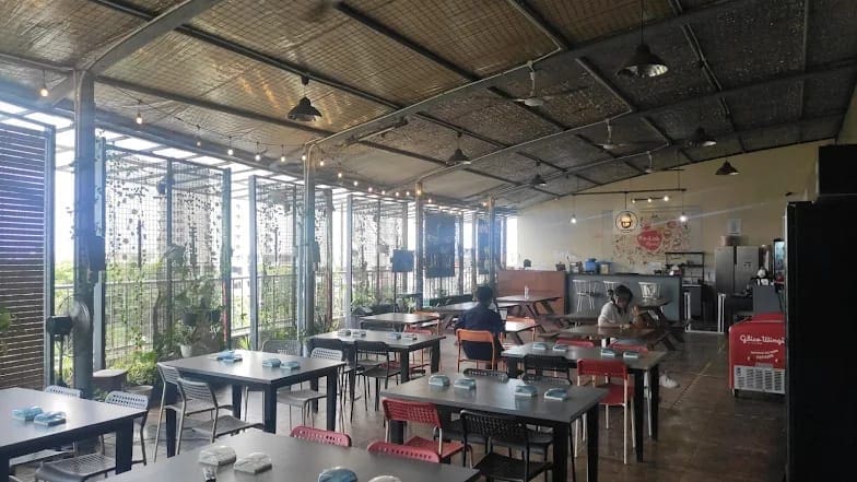 Coworking and meeting spaces with Internet access