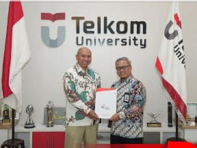 Prof. Dr. Adiwijaya Terima SK Rektor Universitas Telkom 