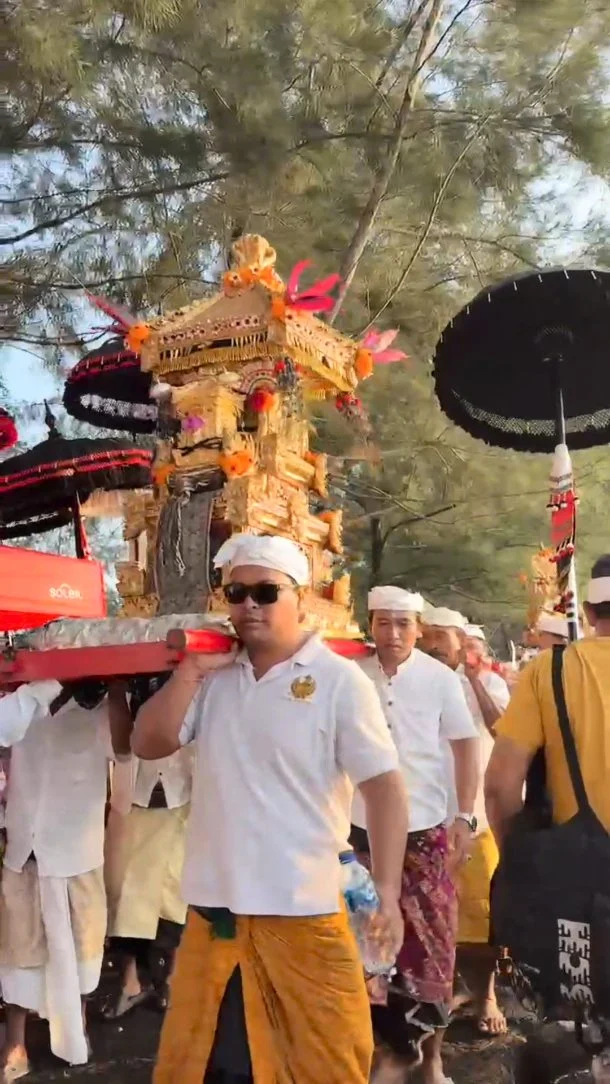 HEI TelUtizen! 👋

Di Hari Nyepi ini, kita diajak untuk kembali menyadari
bahwa dalam perbedaan, kita tetap satu.
Satu bumi, satu keluarga, dalam harmoni Nusantara. 🌿✨

Selamat Hari Raya Nyepi TelUtizen!

#TelkomUniverstiy #KampusSwastaTerbaik #ContributetoTheWorld #KampusBerdampak